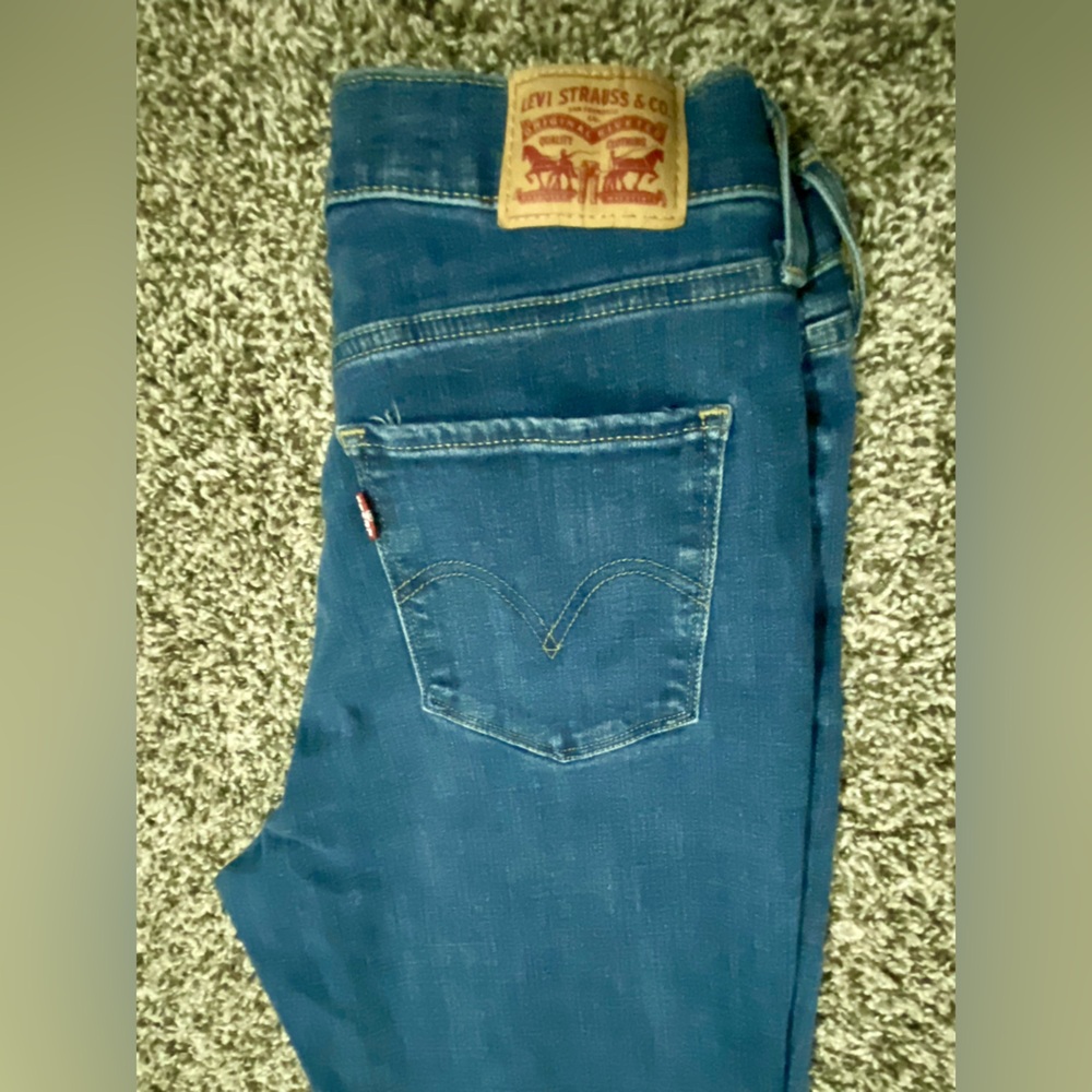 Levi’s Classic Straight Mid- rise  in Lapis - Almost New Size 4